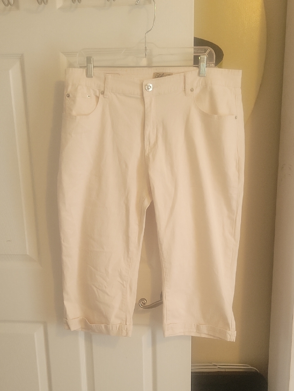 DKin Jeans Sz18W Women's Capris with Stretch. Embellished back pockets.